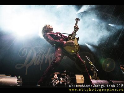 Darkness a tutto volume: &apos;Basta con i musicisti che si piangono addosso&apos;