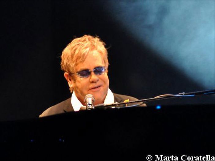 Elton John duetta con Dua Lipa al suo ultimo concerto a L.A.