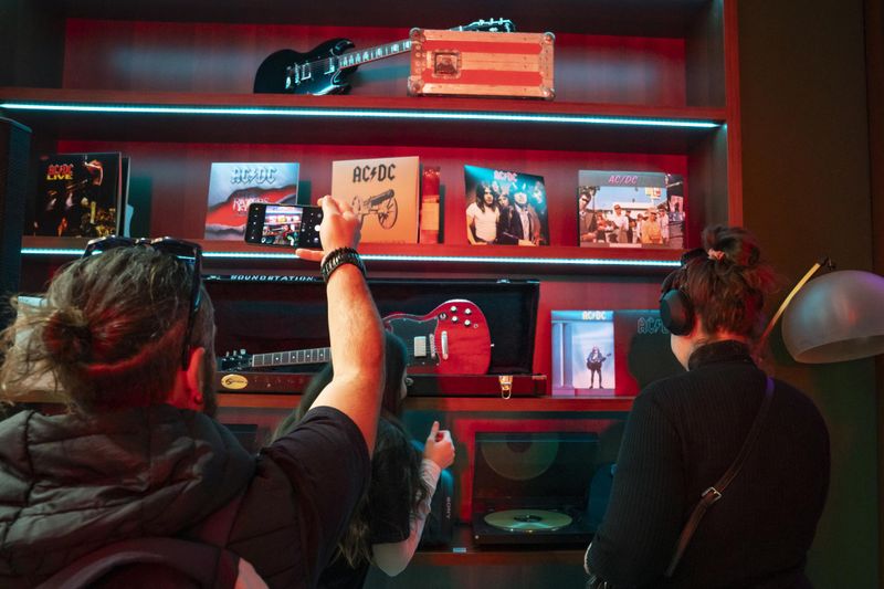 √ 17 marzo 2024 - PopUp AC/DC Store 50 - Milano - La domenica al PopUp ...