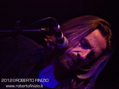 Giulio Casale è &apos;Dalla parte del torto&apos;: guarda il live in redazione