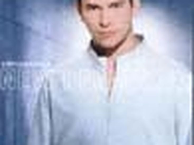 Tutto in rosso il 2° anniversario della morte di Stephen Gately (Boyzone)