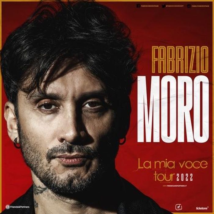https://images.rockol.it/s5VAayqzCNc2w20eT8Z0IhF8wro=/700x0/smart/rockol-img/img/foto/upload/fabrizio-moro-locandina-tour-2022.jpg