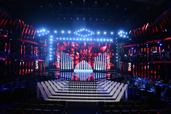 https://images.rockol.it/s7n9NAy1c3mWGlcFEwh7j42P5oc=/700x0/smart/rockol-img/img/foto/upload/scenografia-sanremo-2017.jpg https://images.rockol.it/s7n9NAy1c3mWGlcFEwh7j42P5oc=/700x0/smart/rockol-img/img/foto/upload/scenografia-sanremo-2017.jpg