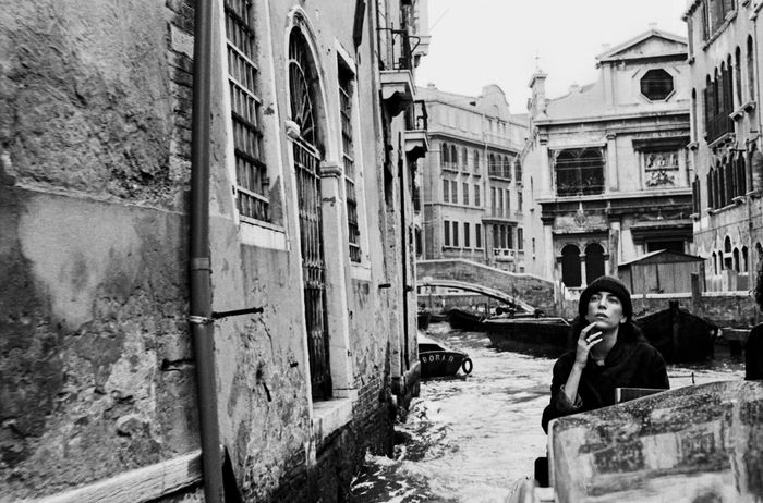 https://images.rockol.it/sNFYderk6xBVe_Zq1Qt0Y9-1FiE=/700x0/smart/rockol-img/img/foto/upload/06-patti-smith-venezia-1979-roberto-masotti-copia.jpg