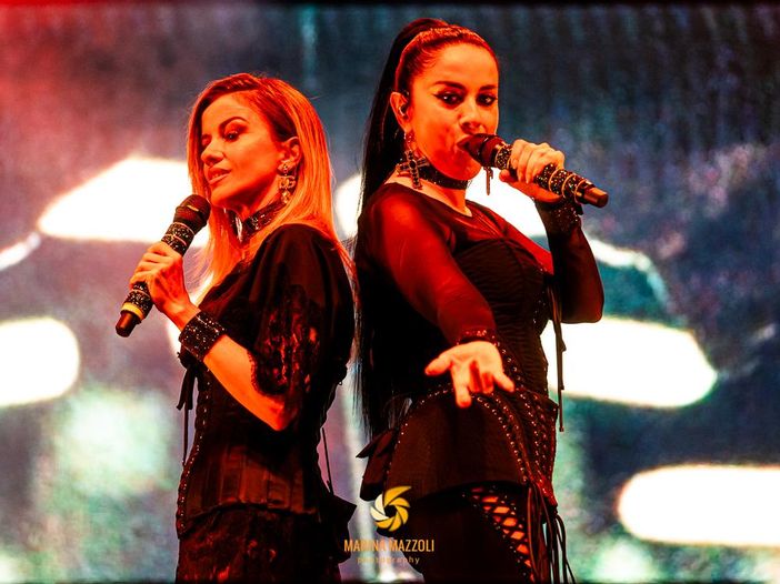 &lsquo;Vamos a bailar&rsquo; &egrave; n.1: Paola &amp; Chiara la fanno tradurre a Gary Kemp