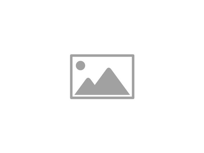https://images.rockol.it/sVAe-ZYAlb6EdnStihlM6giVKEQ=/700x0/smart/http%3A%2F%2Fwww.blitzquotidiano.it%2Fwp%2Fwp%2Fwp-content%2Fuploads%2F2014%2F02%2FBOLOGNA_ULTRAS_GIANNI_MORANDI_STRISCIONE_FUORI_MARONI_FOTO.jpg