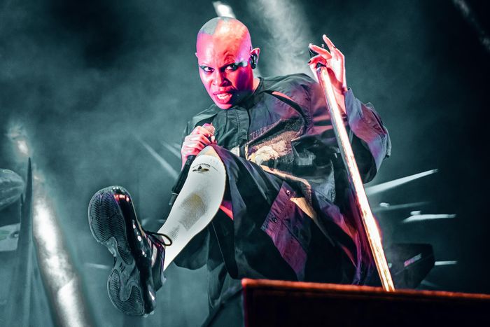 https://images.rockol.it/s_cz1ek3HyD5vV54v7_MZM1e3-s=/700x0/smart/rockol-img/img/foto/upload/skunk-anansie-concerto-foto-bologna-9-luglio-2025-6.2026-03-05-17-58-08.jpg
