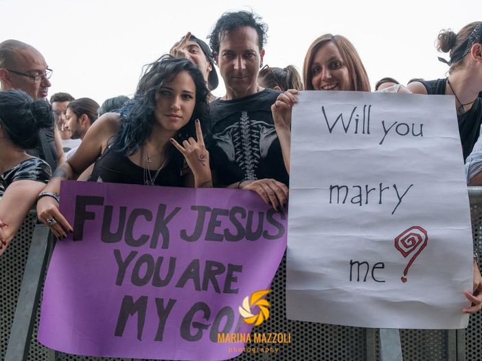 Marilyn Manson: minacce (per scherzo) e una strizzata di palle (vera) a un giornalista del Guardian Marilyn Manson: minacce (per scherzo) e una strizzata di palle (vera) a un giornalista del Guardian
