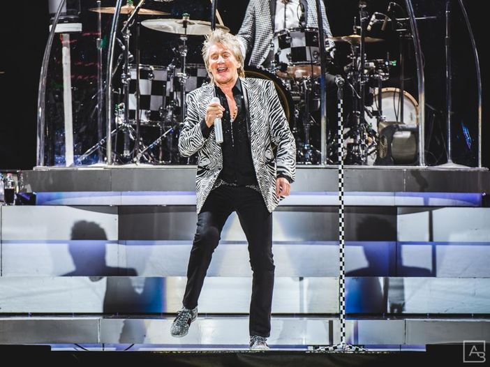 Rod Stewart suona a sorpresa lo swing alla stazione ferroviaria Rod Stewart suona a sorpresa lo swing alla stazione ferroviaria