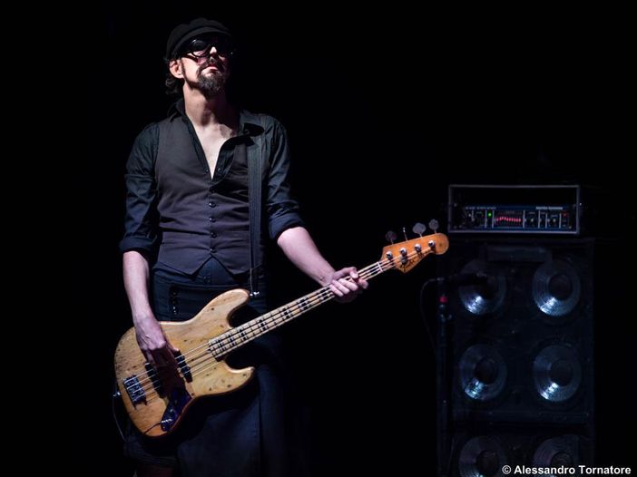 In tour con Le Vibrazioni il nuovo bassista Emanuele Gardossi In tour con Le Vibrazioni il nuovo bassista Emanuele Gardossi