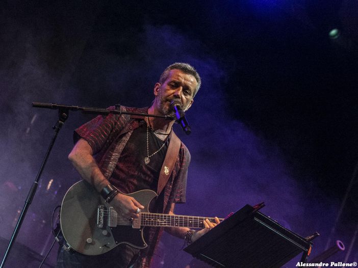 Silvestri ha scritto le musiche per una commedia teatrale con Mastandrea