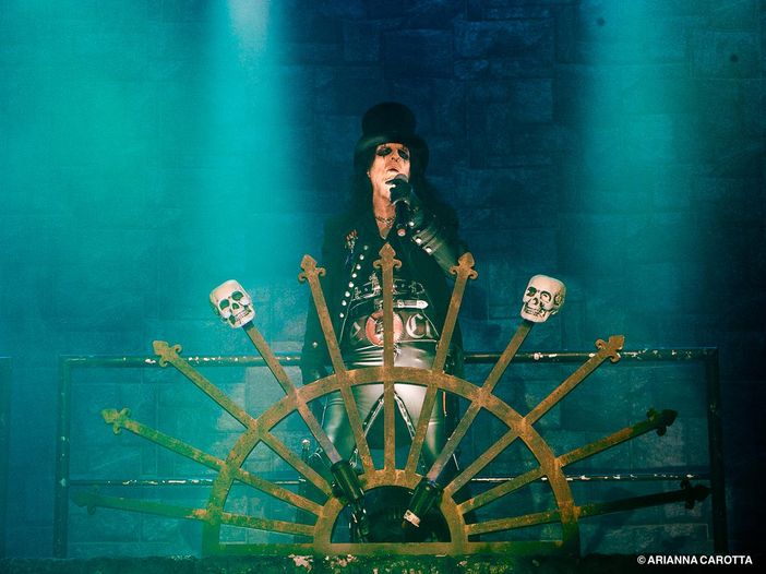 Londra, Johnny Depp suona tre pezzi con Alice Cooper
