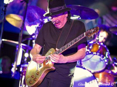 Nuove classifiche USA: l&apos;effetto Grammy fa esplodere &apos;Supernatural&apos; di Santana, che rimane al primo posto triplicando le proprie vendite. Ancora in Top 5 &apos;Europop&apos; degli Eiffel 65. Per ora non entusiasma &apos;The next big thing&apos; di Madonna.