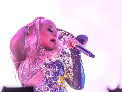 Classifiche UK: 8 singoli calcistici in Top 40. Album, prima Christina Aguilera