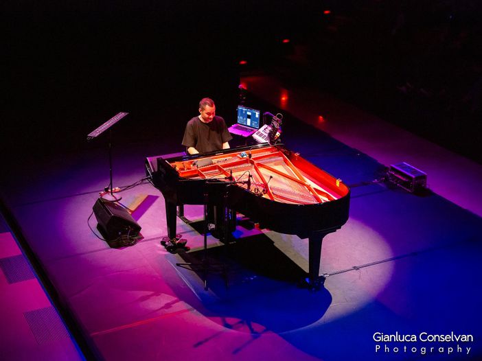 Boosta dal vivo, in esclusiva per Rockol: &#039;Amore per le geometrie&#039;