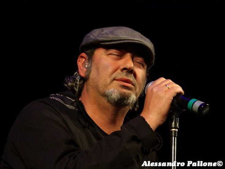 Luca Carboni, &apos;Fisico politico&apos;: nuovo album di successi con ospiti e inediti
