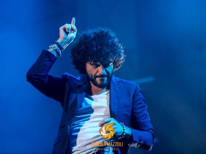 Francesco Renga, esce il singolo &#039;Nuova luce&#039; e il 28 aprile l&#039;album dal vivo: l&#039;ascolto di Rockol - TRACKLIST/COPERTINA