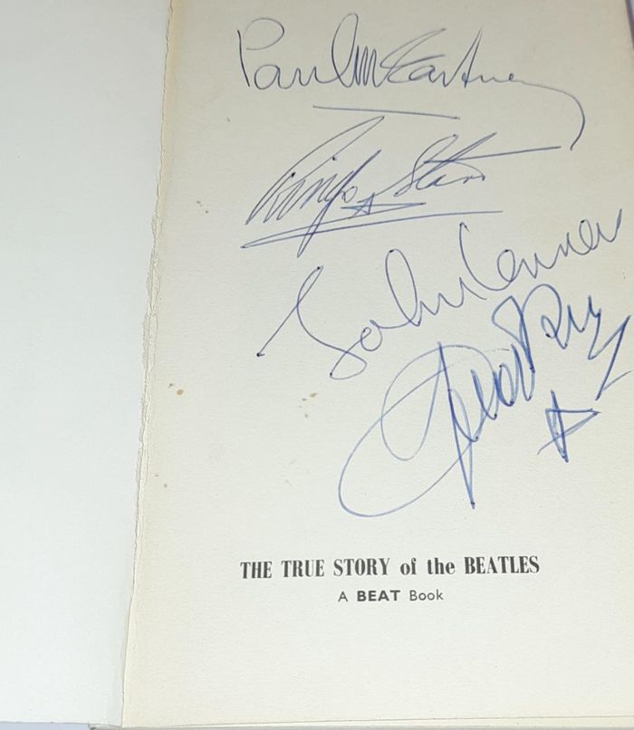https://images.rockol.it/ua5enhm_JAeLaIi9BOCvp7FHmRE=/700x0/smart/rockol-img/img/foto/upload/03-autografo-dei-beatles-sul-libro-fatto-in-camera-di-hotel-parco-dei-principi-27-giugno-1965.jpg