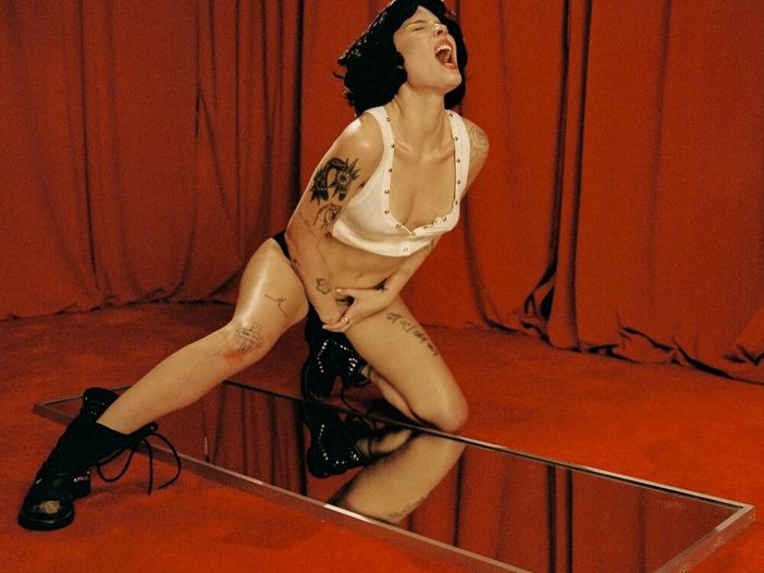 Halsey litiga col pubblico: &quot;Suono quello che c***o mi pare&quot;