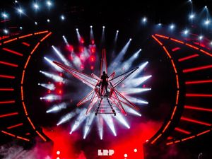 Classifiche USA, Katy Perry debutta al numero 1 con 200.000 copie