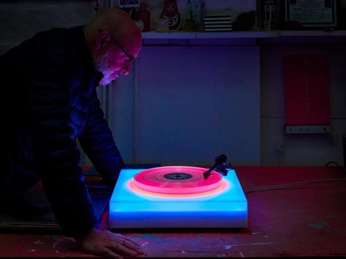 Brian Eno firma un giradischi di design in edizione limitata