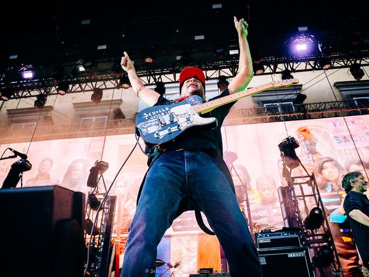 Tom Morello (RATM) e Billy Bragg suonano a &apos;Occupy London&apos;