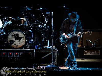Il pubblico batte il tempo, Neil Young si arrabbia