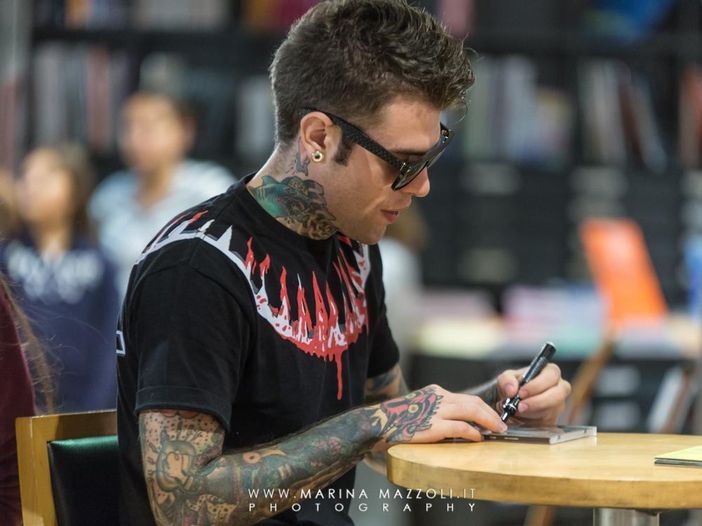 Fedez, parte a Milano l&rsquo;instore tour di &lsquo;Paranoia Airlines&rsquo; &ndash; CALENDARIO