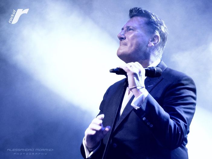 Tony Hadley cade in camerino e poi canta da seduto 