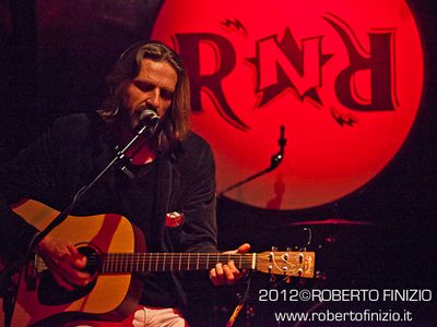 Giulio Casale è 'Dalla parte del torto': guarda il live in redazione
