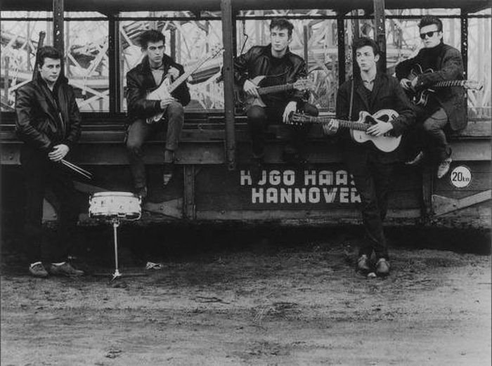 https://images.rockol.it/w4gk-jcHSZFOCfnhAz7Leo7_GV0=/700x0/smart/rockol-img/img/foto/upload/the2bbeatles2bby2bastrid2bkirchherr.jpg