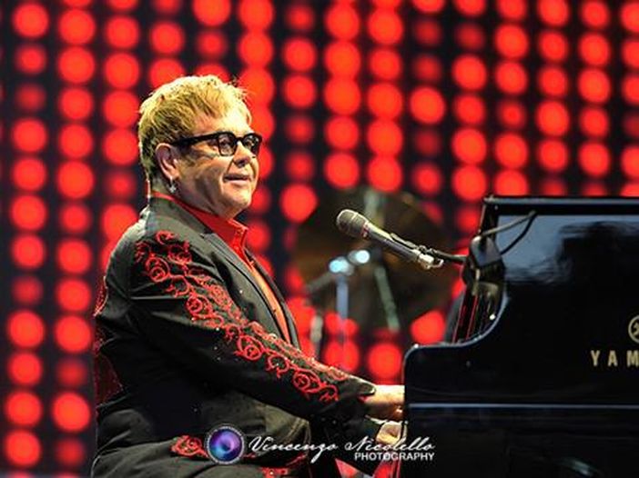 Elton John: il Comitato dei genitori russi si oppone ai concerti di Mosca Elton John: il Comitato dei genitori russi si oppone ai concerti di Mosca