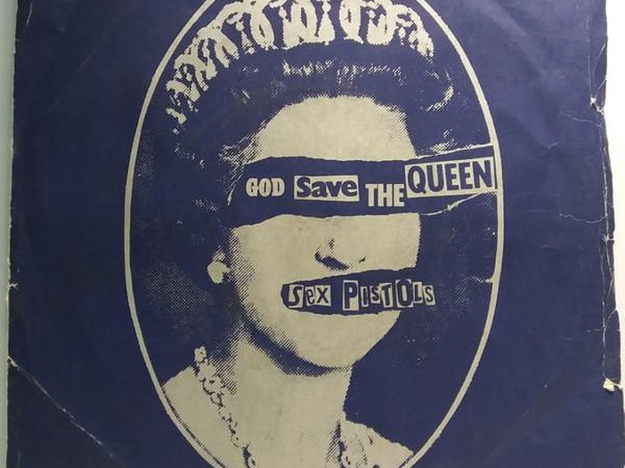 Addio alla Regina Elisabetta II: le canzoni a lei dedicate