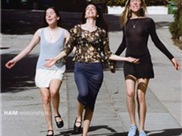 Le Haim suonano live gli inediti del nuovo disco con Addison Rae