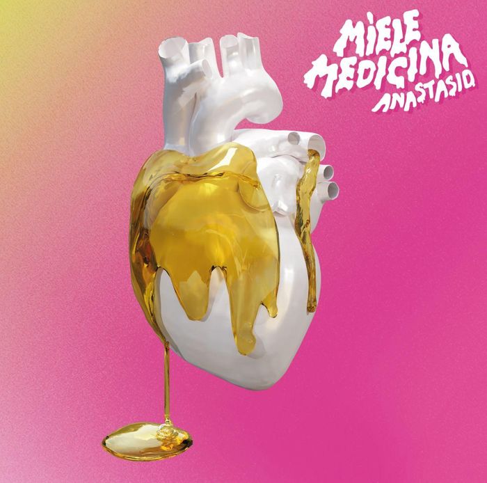 https://images.rockol.it/wsTp2Pdh_RHMgx4plT3JUdtGhis=/700x0/smart/rockol-img/img/foto/upload/anastasio-cover-album-mielemedicina-artwork-by-gabriele-turco-freshrucola.2022-02-09-15-07-45.jpg