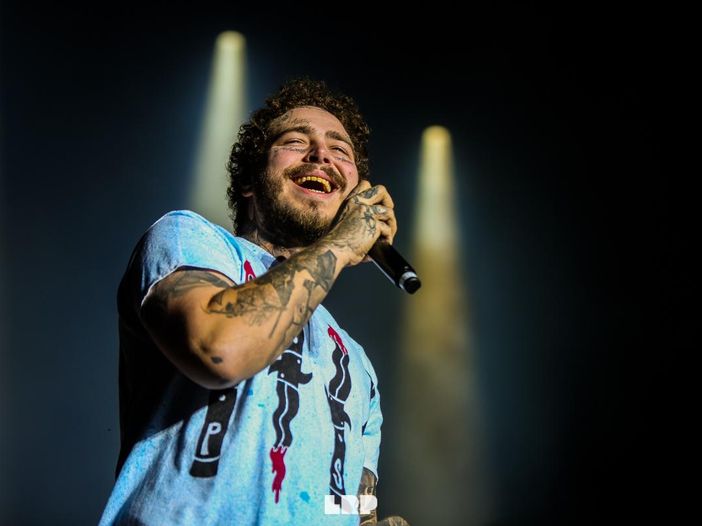 Post Malone è caduto dal palco durante un concerto Post Malone è caduto dal palco durante un concerto
