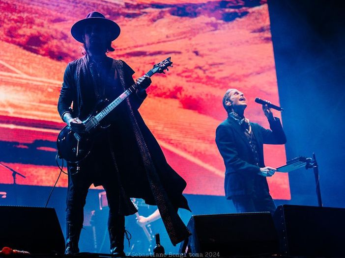 Perry Farrell colpisce con un pugno Dave Navarro sul palco