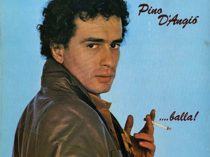 Nel vuoto pneumatico del pop, Pino D’Angiò è una boccata d’aria Nel vuoto pneumatico del pop, Pino D’Angiò è una boccata d’aria