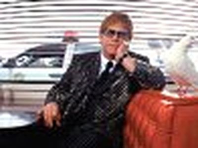 Elton John a Nizza dopo l&apos;operazione di appendicite