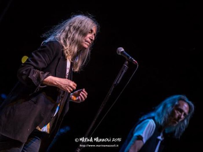 Patti Smith, reading a Roma