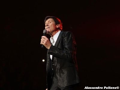 Gianni Morandi cambia ‘C’era un ragazzo…’’ citando Ramazzotti e Vasco