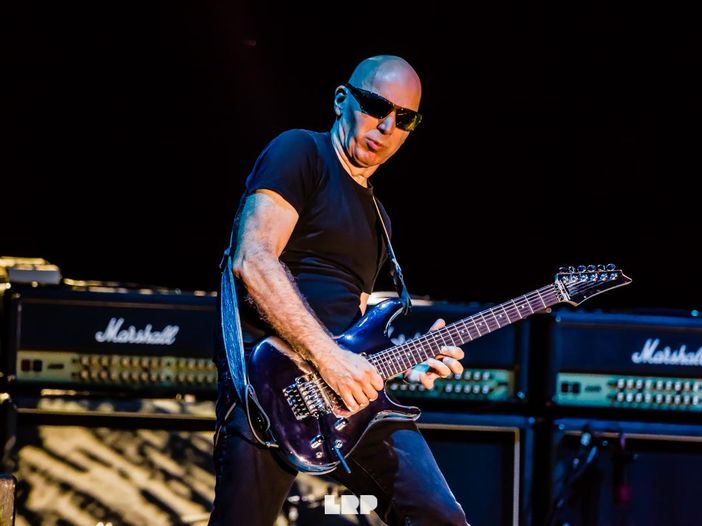 Joe Satriani ricorda i concerti improvvisati in piccoli bar con Mick Jagger Joe Satriani ricorda i concerti improvvisati in piccoli bar con Mick Jagger