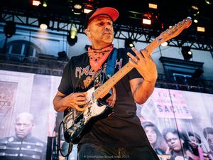 Tom Morello presenta la nuova protest song &apos;Marching on Ferguson&apos; live - VIDEO