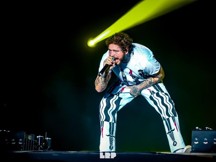 Post Malone sfida alla chitarra il produttore di Ozzy Osbourne: video