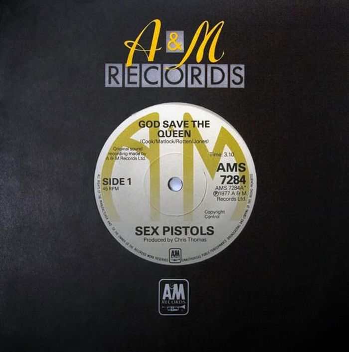 https://images.rockol.it/y1PoW7S2-3TNLQPhNttnA9oFd-Q=/700x0/smart/rockol-img/img/foto/upload/sex-pistols-god-save-the-queen-1.jpeg