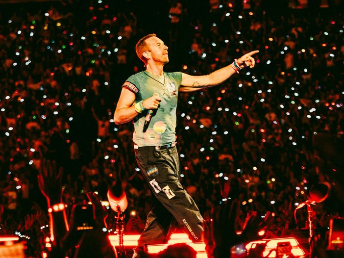 Chris Martin cade dentro una botola sul palco