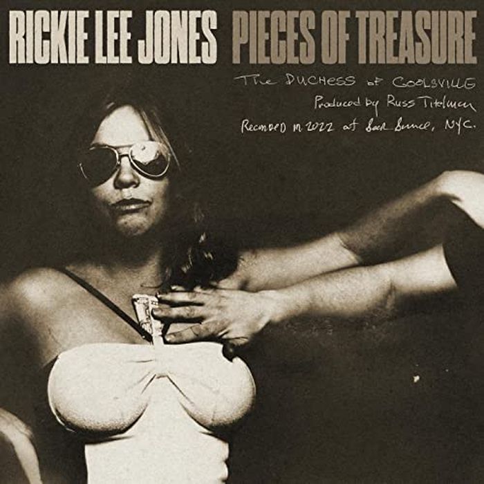 https://images.rockol.it/yD6xCgFRp0KhK9VFpDURO1mR5-I=/700x0/smart/rockol-img/img/foto/upload/pieces-of-treasure-rickie-lee-jones-cover-ts1677552042.jpg