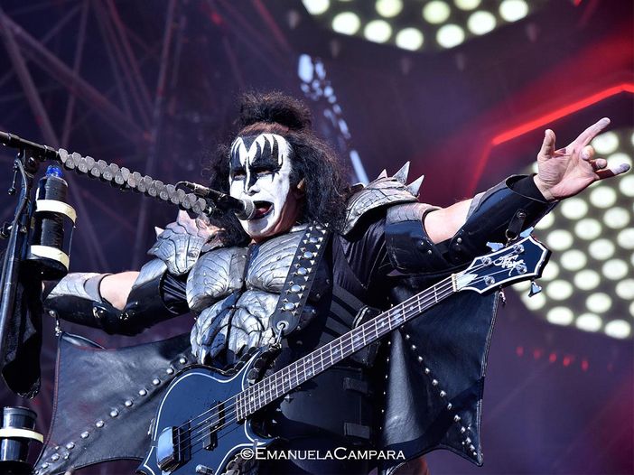 Kiss: bizzarro incidente a Paul Stanley in concerto