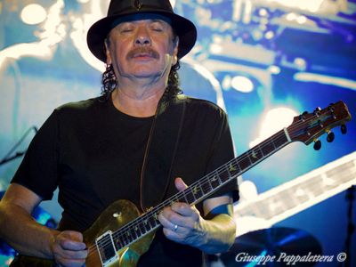 Nuove classifiche USA: per la quinta settimana di seguito Santana è il numero uno. Crollano &apos;Machina&apos; degli Smashing Pumpkins, che passa dal numero tre al venti, e &apos;Standing…&apos; degli Oasis, che scivola dal ventiquattro all&apos;ottantaquattro.