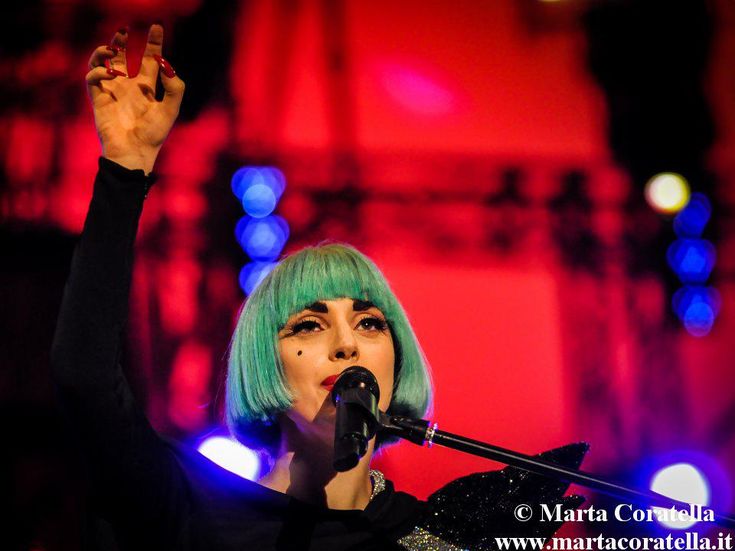 South by Southwest, Lady Gaga si fa vomitare addosso sul palco - VIDEO